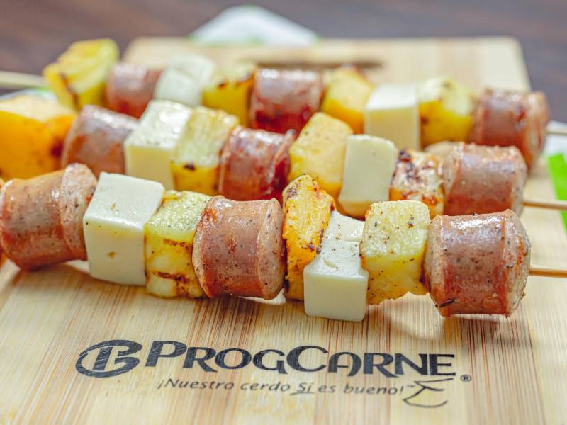 Brochetines de salchicha alemana y más botanas para celebrar