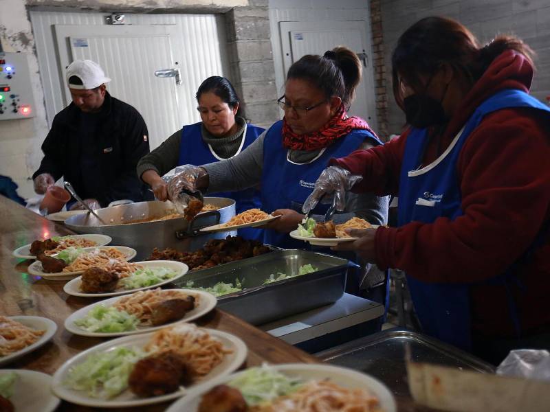 Migrantes preparan alimentos en el albergue 'La casa del migrante' en Ciudad Juárez, Chihuahua (México).