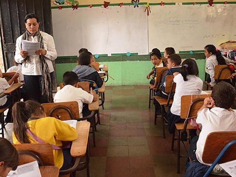 Los docentes fueron a protestar frente a Casa Presidencial.