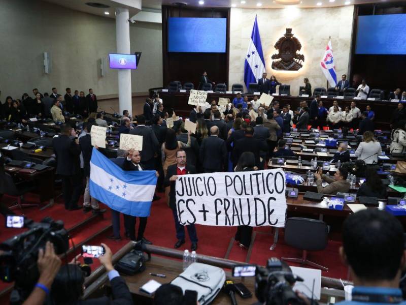 Diputados de Libre hacen sonar silbatos durante la sesión del Congreso Nacional.