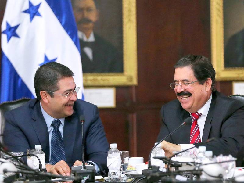 Juan Orlando Hernández y Manuel Zelaya Rosales, expresidentes de Honduras.