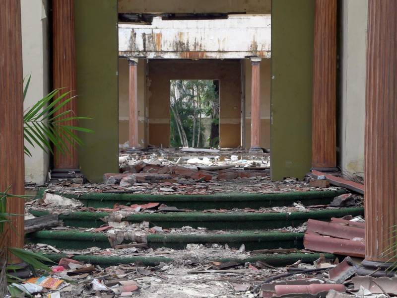 El mal olor en el sitio no se soporta porque además lo usan como baño público. Está lleno de maleza.