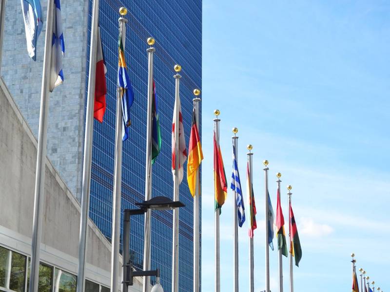 Banderas de varios países en la sede de la ONU en Nueva York, Estados Unidos.