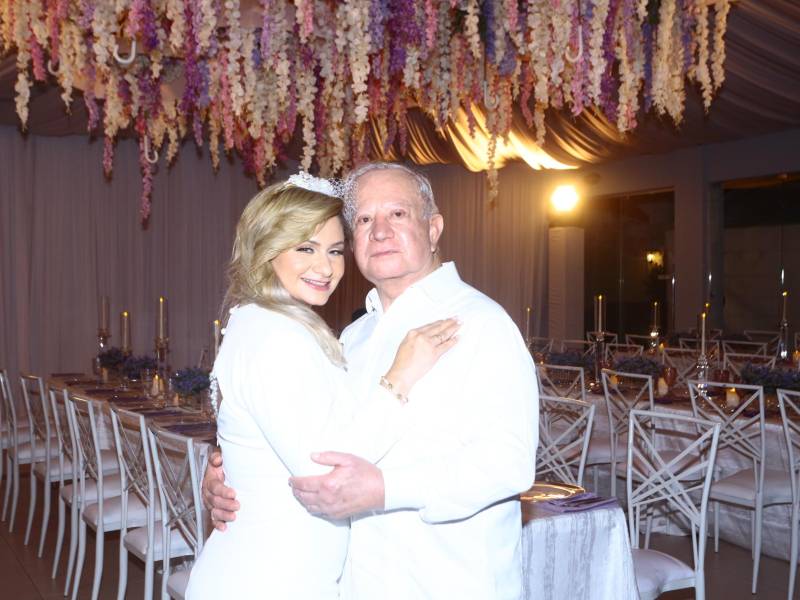 Los nuevos esposos ante la ley Emma Mejía y Roger D. Valladares.