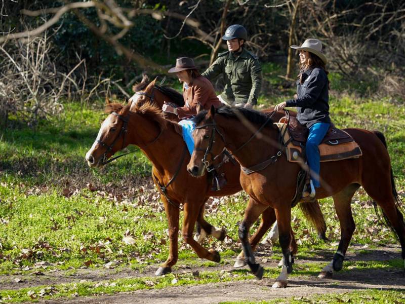 Noem (d) cabalgó junto a la ministra de seguridad de Argentina, Patricia Bullrich (i), en la Base Militar Campo de Mayo, en Buenos Aires (Argentina).