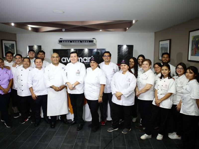 Los chefs y alumnos disfrutaron una amena tarde de mucho aprendizaje culinario.