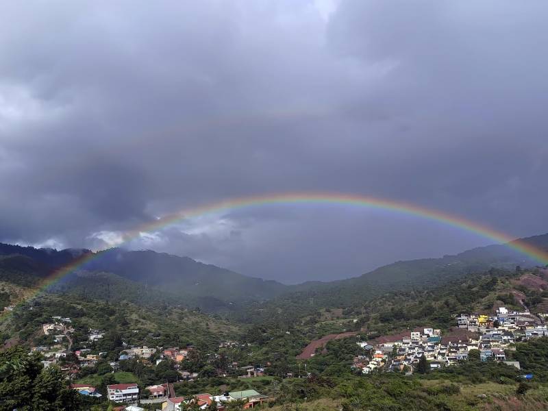 Fotografía de un sector de Tegucigalpa donde cae una llovizna y se forma un arcoíris, el 14 de noviembre de 2023, en Tegucigalpa (Honduras).