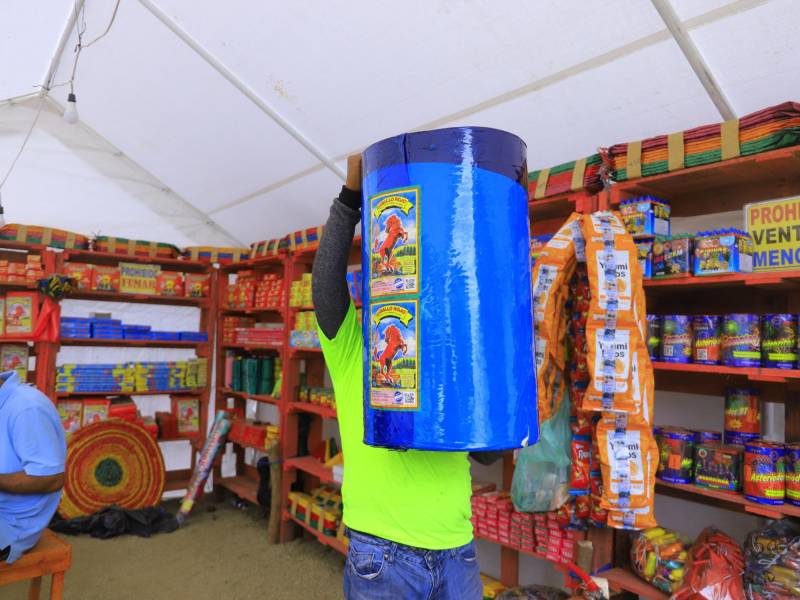 <b>Un joven muestra las dimensiones del cohete “tumbacasas” valorado en L5,000. Fotos: Melvin Cubas</b>