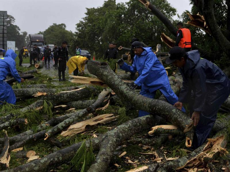 La tormenta tropical Bonnie, que impactó el sur de Nicaragua con fuertes vientos y lluvias salió el sábado de territorio continental hacia el Pacífico, dejando daños menores y ahora azota parte de El Salvador donde se cobró la vida de una persona, derribó árboles, anegó calles, algunos hospitales y viviendas, mientras las autoridades realizaban evacuaciones y rescates.
