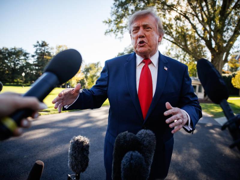 El presidente de Estados Unidos, Donald Trump, habla con los periodistas antes de partir desde el jardín sur de la Casa Blanca, en Washington D. C., el 21 de octubre de 2026. EFE/EPA/Samuel Corum / Pool