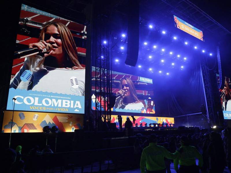 La cantante colombiana Karol G (en pantalla) se presentó en el concierto 'Voces por la vida' vía streaming.