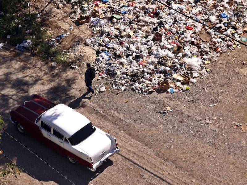Una persona camina por una calle con basura este miércoles, en La Habana (Cuba). EFE/ Ernesto Mastrascusa