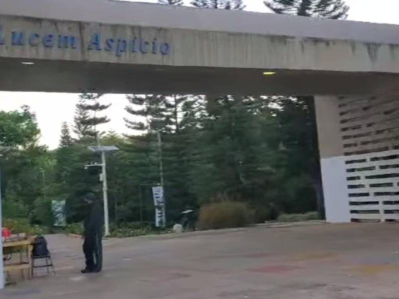 La entrada a la Unah no tiene portones en su entrada.