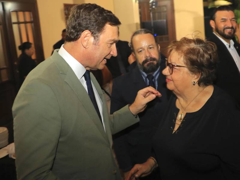 El embajador de España en Honduras, Diego Nuño García, conversa con la designada presidencial de Honduras, Doris Gutiérrez.