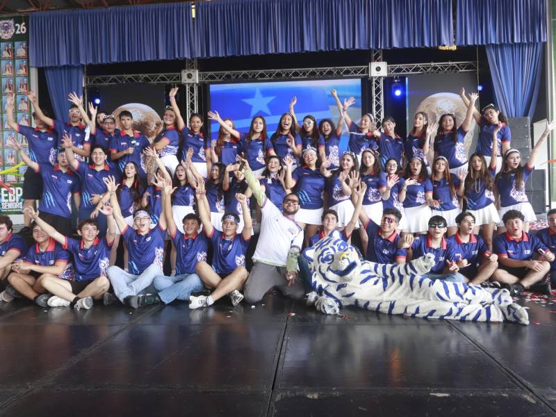 Los futuros universitarios posaron así de felices para la foto del recuerdo.