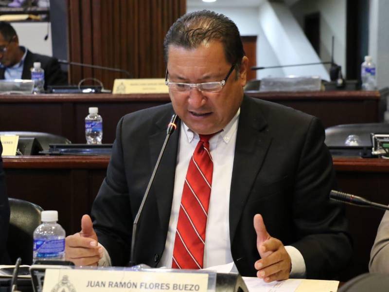El diputado de Libre, Juan Ramón Flores, durante una sesión legislativa en el Congreso Nacional de Honduras.