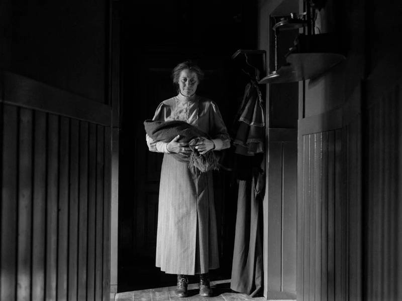 Presentada este jueves en la competición por la Palma de Oro de Cannes, ‘The Girl with the Needle’ es una sólida película, rodada en un expresionista blanco y negro y con dos grandes actrices, Vic Carmen Sonne y Trine Dyrholm.