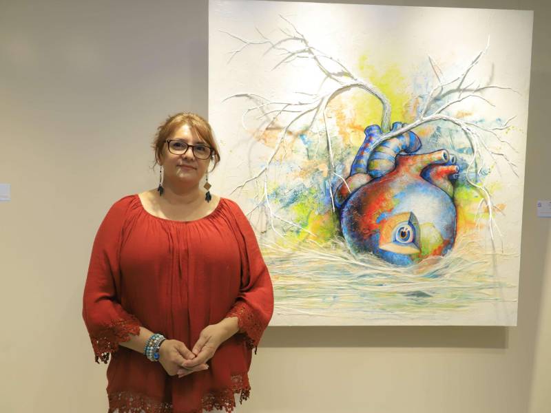 Mayra es egresada de la Escuela Nacional de Bellas Artes, también es miembro de la Academia Mundial de Arte en Francia.