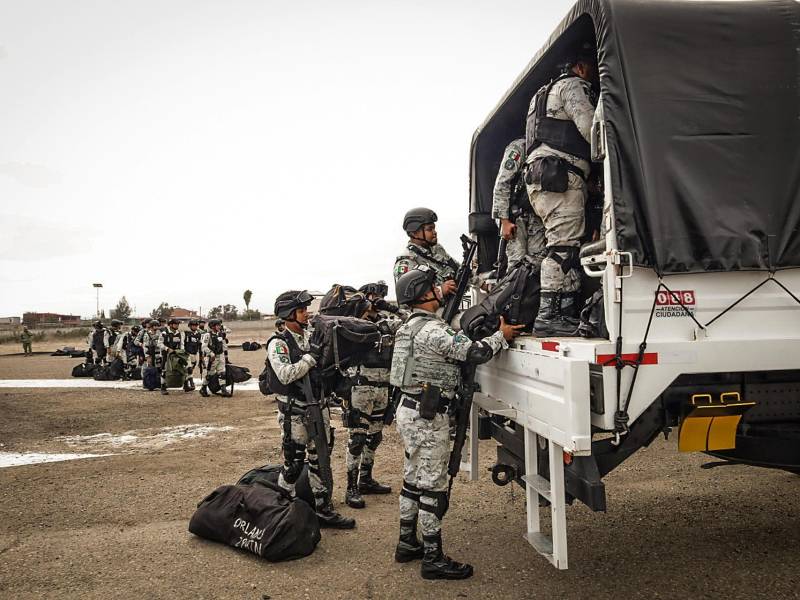 Integrantes de la Guardia Nacional de México (GN) llegan este martes, a la ciudad de Tijuana en Baja California (México).