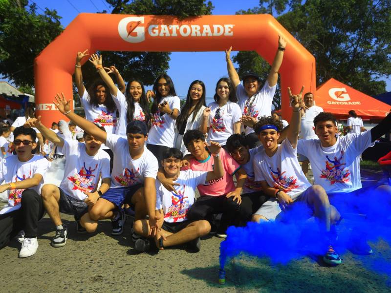 Los jóvenes estudiantes y demás participantes utilizaron camisetas alusivas a la carrera.