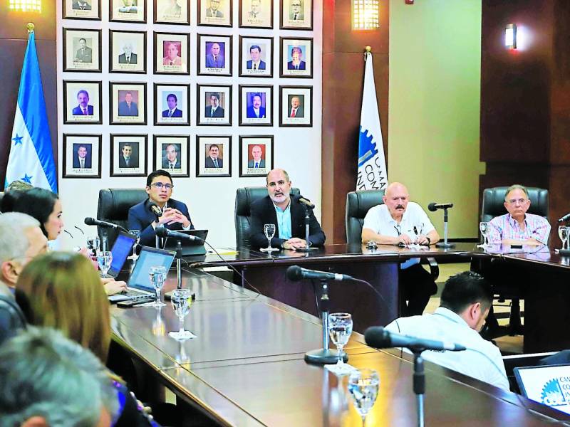 Fausto Cálix, director de Aduanas; Eduardo Facussé, presidente de la CCIC, y otros empresarios ayer en San Pedro Sula. Foto: Melvin Cubas