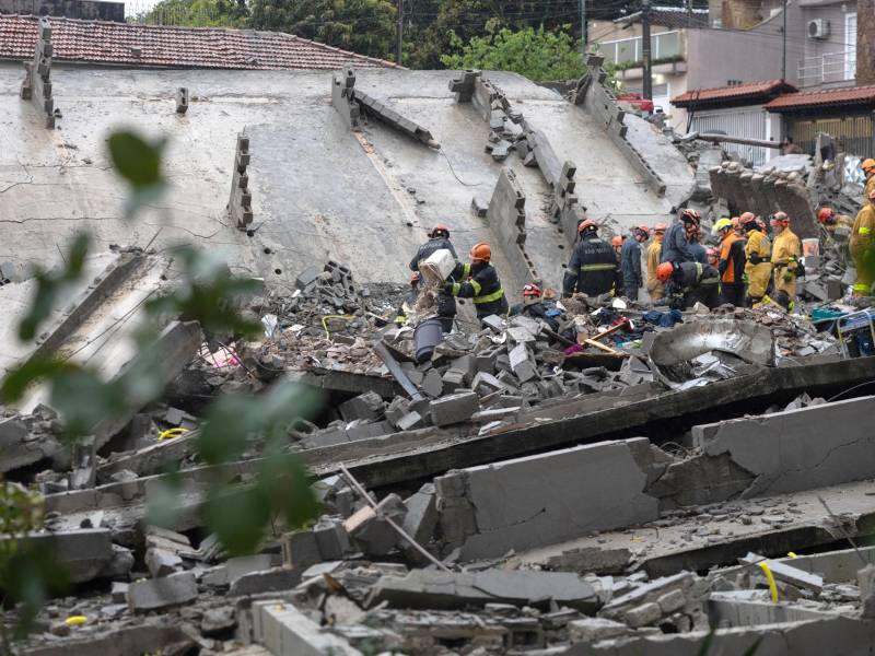Integrantes de organismos de rescate trabajan en la zona donde un edificio se derrumbó este sábado en Sao Paulo (Brasil). EFE/Isaac Fontana