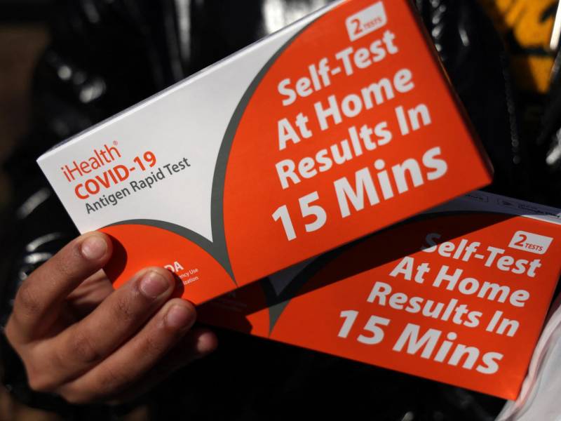 Estados Unidos distribuye pruebas caseras de covid 19 en momentos que el país registra récords de contagios por la variante ómicron.