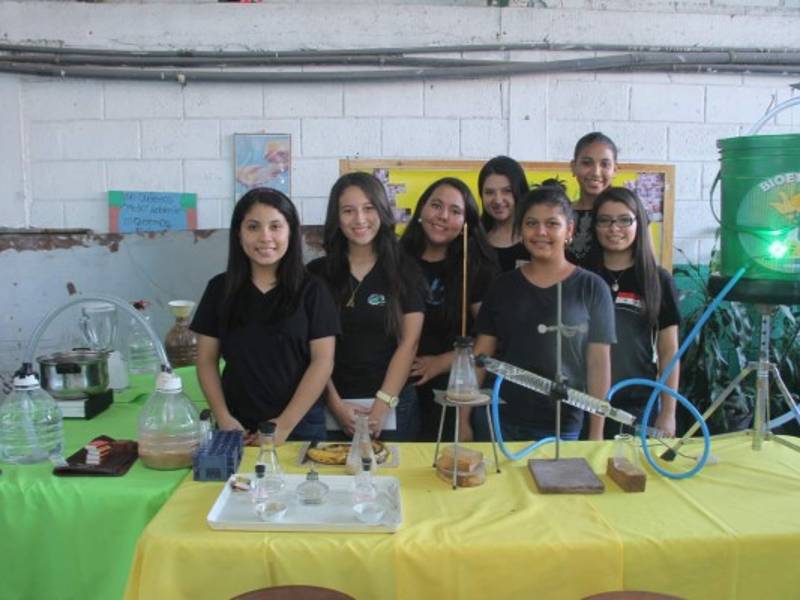 Las estudiantes de primero de bachillerato presentaron con entusiasmo su proyecto de bioetanol, mismo que en el mes de agosto ganó el primer lugar durante una competencia a nivel colegial que se realizó en la Universidad Pedagógica.