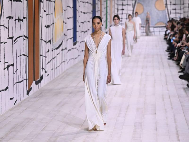 París acogerá hasta el jueves 25 de enero las presentaciones de una veintena de firmas en la Semana de la Alta Costura.Con la presencia nutrida de estrellas de cine como Natalie Portman o del pop como Rihanna, Dior presentó un desfile de aparente sencillez, pero lujoso en su materia prima.