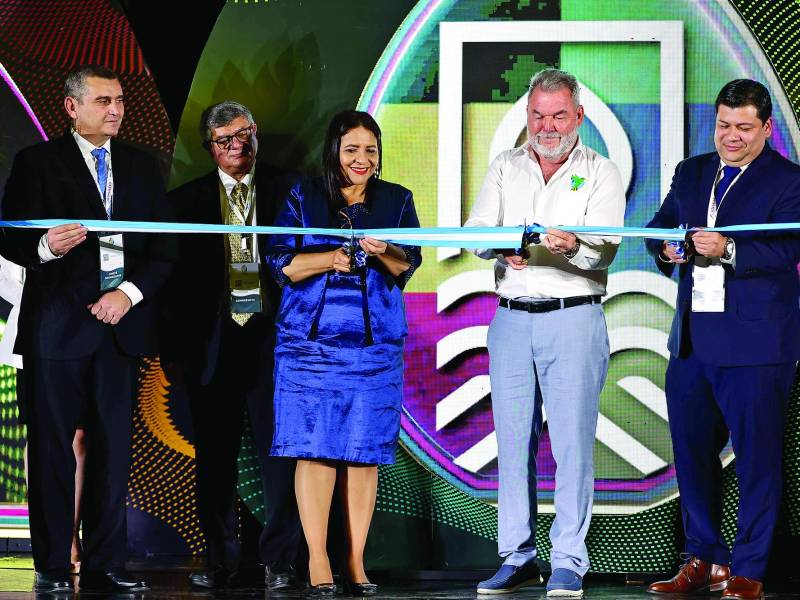 Karo Mikaelian, Laura Suazo, Roberto Contreras y Luis Valle de Anavih cortan el listón inaugural. Foto: Yoseph Amaya