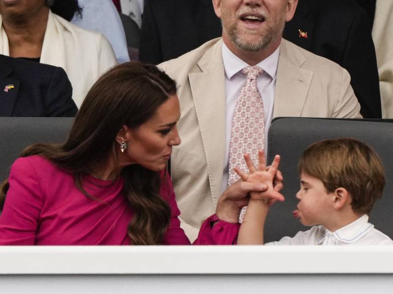 Louis, el hijo menor de los duques de Cambridge se ha convertido en el gran protagonista de los festejos por el Jubileo de Platino de su bisabuela, la reina Isabel II, con sus gestos de cansancio o asombro mientras contemplaba un desfile militar y asistía a un concierto con sus padres.
