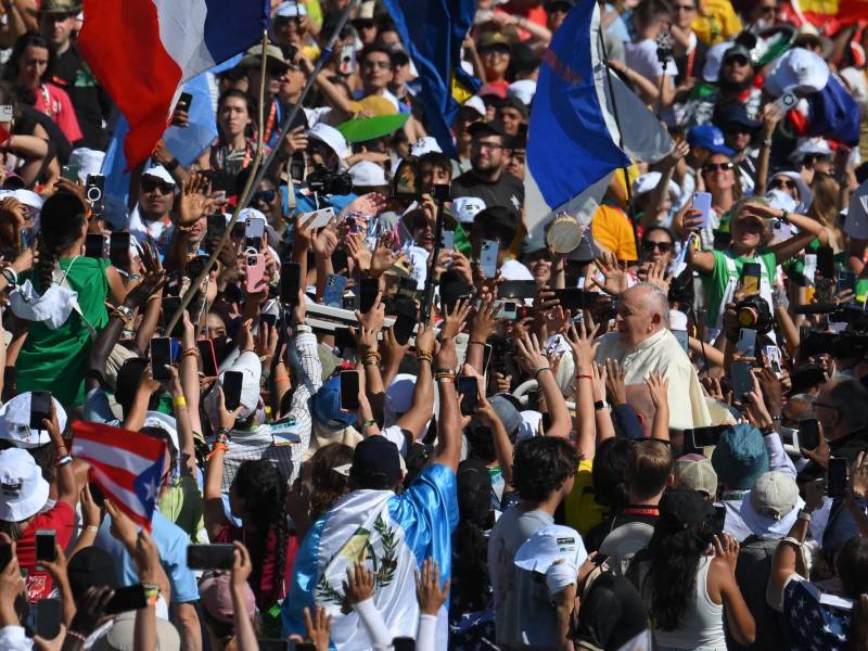Miles de jóvenes aclaman al Papa Francisco a su llegada a Lisboa.