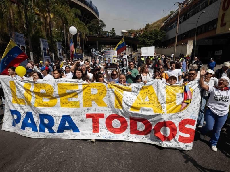 Familiares de presos políticos participan en una protesta alrededor de El Helicoide este sábado, en Caracas (Venezuela).
