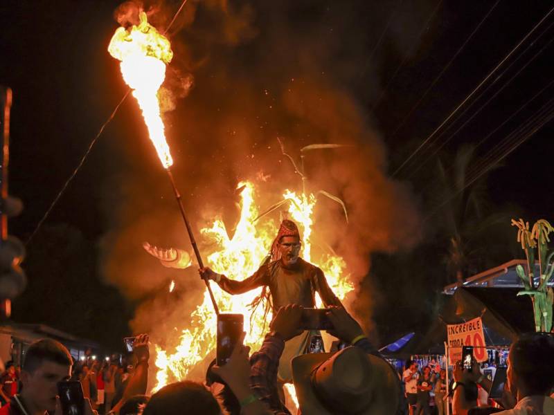 Turistas nacionales e internacionales participan en la celebración del Festival de las Chimeneas Gigantes, uno de los eventos más destacados de arte y cultura popular en el país, que se realiza en el municipio de Trinidad, en el departamento de Santa Barbará (Honduras).