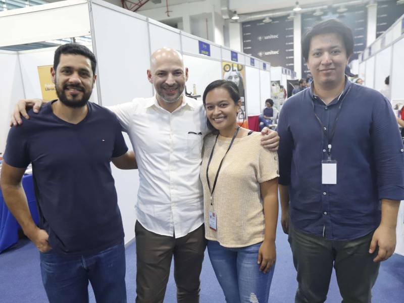 Por primera vez se realiza en San Pedro Sula la Feria Internacional del Libro (FIL), un espacio educativo, con todo tipo de literatura que marca un hito en el país. El Polideportivo de Unitec es el espacio predilecto para que la fiesta literaria, en su tercera edición, cuente con la presencia de 25 editoriales, 15 librerías, 54 autores hondureños y 16 del extranjero. El evento comenzó ayer viernes 17 de noviembre y culminará el domingo 19 a las 5 p. m. No olvide que la entrada es gratuita, solo debe registrarse en el siguiente enlace y luego presentar el código QR en la entrada de la universidad mencionada: <a rel=nofollow href=https://www.eventbrite.com/e/entradas-feria-internacional-del-libro-sps-2023-747431958107?aff=oddtdtcreator>https://www.eventbrite.com/e/entradas-feria-internacional-del-libro-sps-2023-747431958107?aff=oddtdtcreator</a>.En la foto posan algunos de los organizadores del magno evento: Ricardo Tomé; el gestor principal, Giovanni Rodríguez; Hansy Estrada y Erick Inestroza.