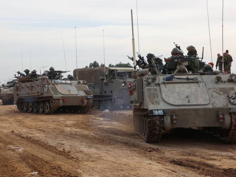 Tropas israelíes en la frontera listos para atacar en la Franja de Gaza.