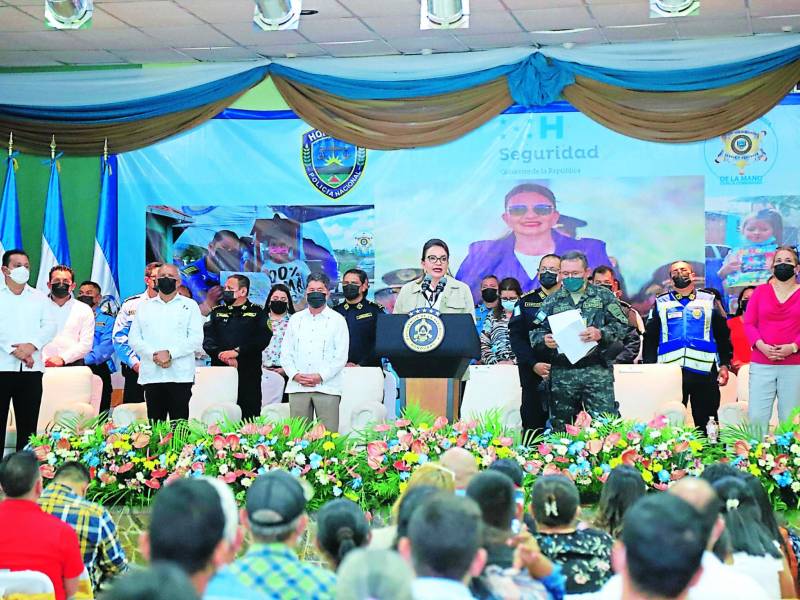 La mandataria Xiomara Castro lanzó ayer en Santa Bárbara el nuevo modelo de seguridad en el país. Estuvieron el ministro y viceministro de Seguridad y la cúpula policial. Fotos: Franklyn Muñoz.