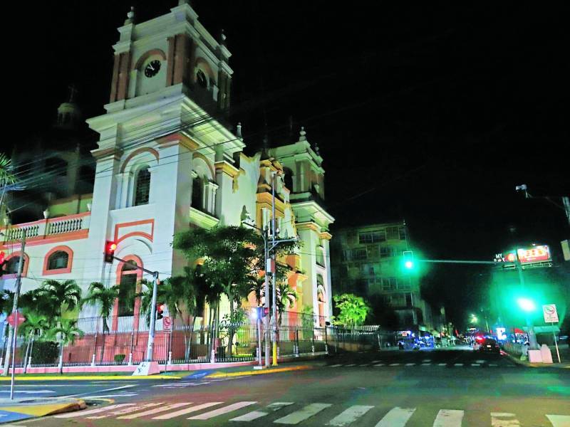 Con marchas y pancartas, empleados y dueños de negocios nocturnos han manifestado su rechazo al toque de queda. Fotos: Melvin Cubas y Moisés Valenzuela.