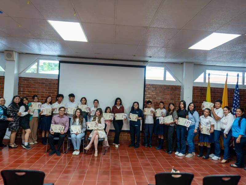 Estudiantes y maestros participantes.