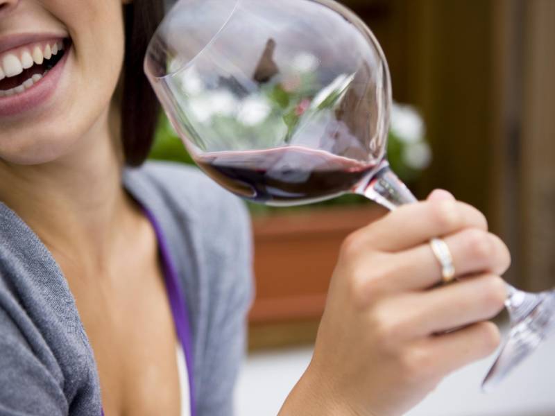 El famoso Hipócrates, un reconocidísimo médico griego que nació en el 460 a. C., lo utilizaba como desinfectante para las heridas de sus pacientes, debido principalmente al alcohol que este contenía. Muchos de los agentes patógenos que atacan a los seres humanos mueren o son inhabilitados por los ácidos y alcoholes que tiene el vino.