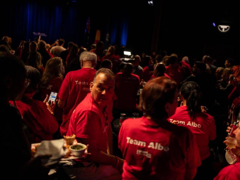 Votantes en Australia optaron por reelegir al Primer Ministro Anthony Albanese en los recientes comicios.