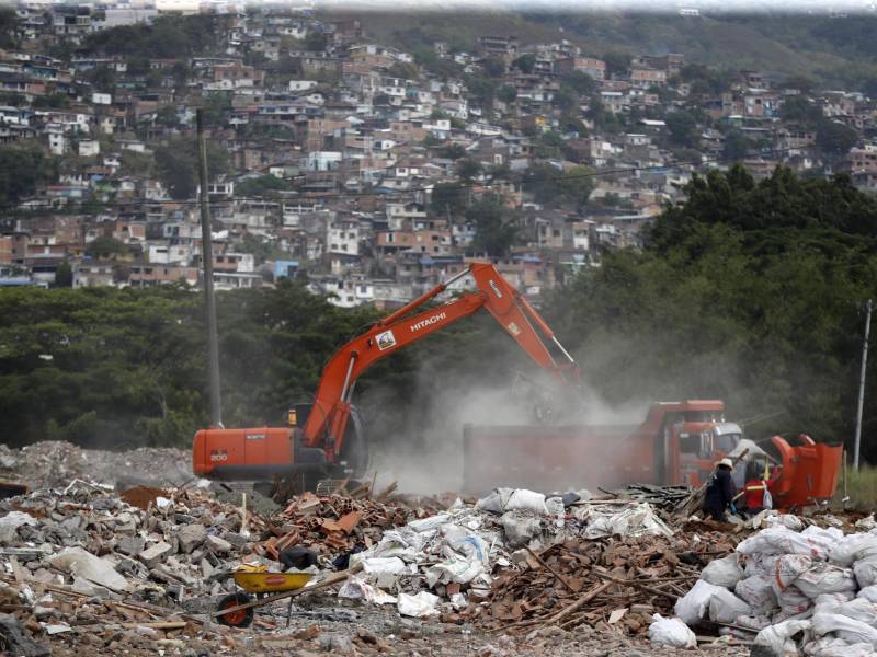 Maquinaria pesada remueve escombros de edificios colapsados tras el terremoto de magnitud 7.4 que azotó a Colombia el pasado 10 de agosto, este martes en Cali (Colombia). EFE/ Ernesto Guzmán