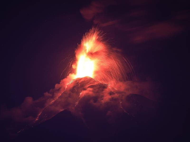 El volcán de Fuego en Guatemala, ubicado en el centro del país, se encuentra este lunes en una fase de “erupción masiva”, por lo que las autoridades locales de protección civil han indicado que se encuentran en alerta.