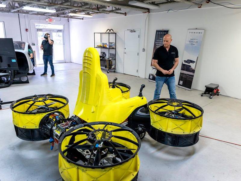 El fundador y director ejecutivo de Doroni Aerospace, Doron Merdinger, comprueba el prototipo de su primer avión eléctrico de despegue y aterrizaje vertical. Foto EFE