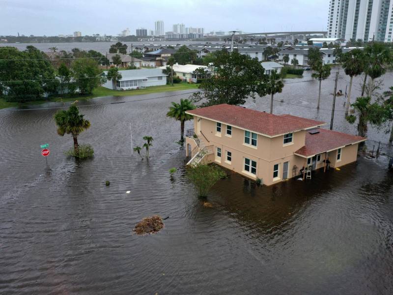 El huracán Nicole, degradado a tormenta tropical tras azotar el sur de Florida este jueves, dejó grandes inundaciones y daños menores en casas e infraestructuras en Daytona Beach, según informaciones de medios locales.