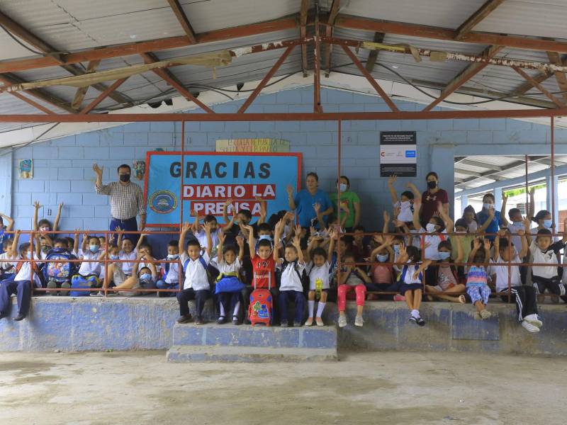 Docentes y alumnos levantan las manos en el escenario del centro, el cual tiene cerámica nueva. Fotos: Moisés Valenzuela