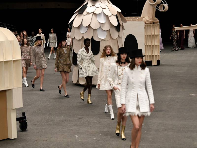 Modelos presentaron las creaciones de Chanel Alta-Costura, colección Primavera-Verano 2023-2024 durante el Paris Fashion Week en París.