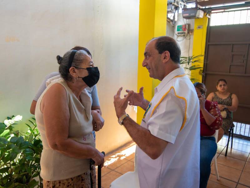 Doctor <b>José Jaar</b>, presidente de<b> Mensajeros de la Paz Honduras</b>, conversa con una paciente.