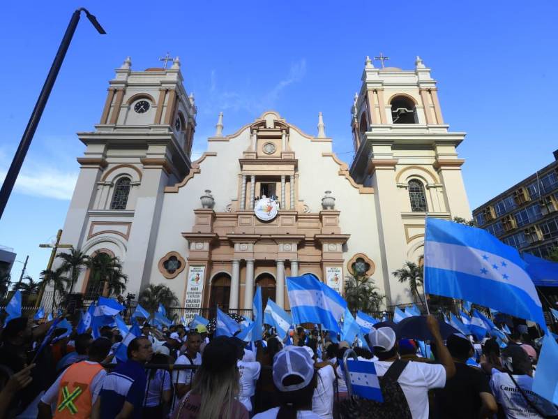 Sampedranos en las afueras de la Catedral Metropolitana de San Pedro Sula