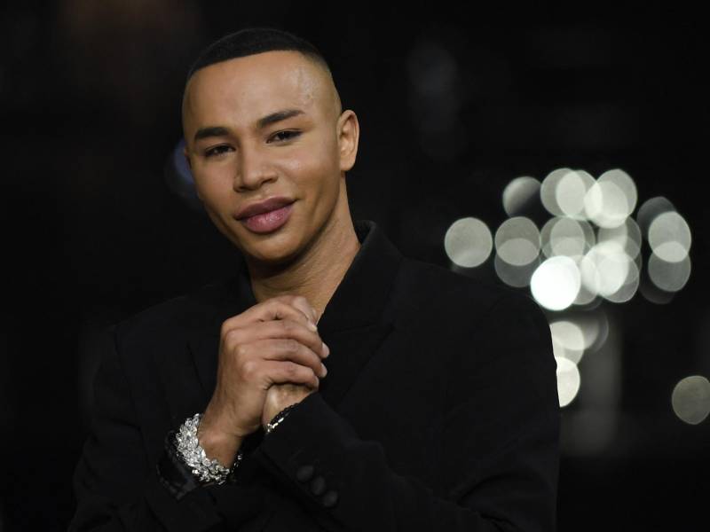 Olivier Rousteing diseñador de la casa Balmain, se limitó a indicar que desfilará el día 27, como previsto, para presentar su colección mujer primavera/verano 2024.